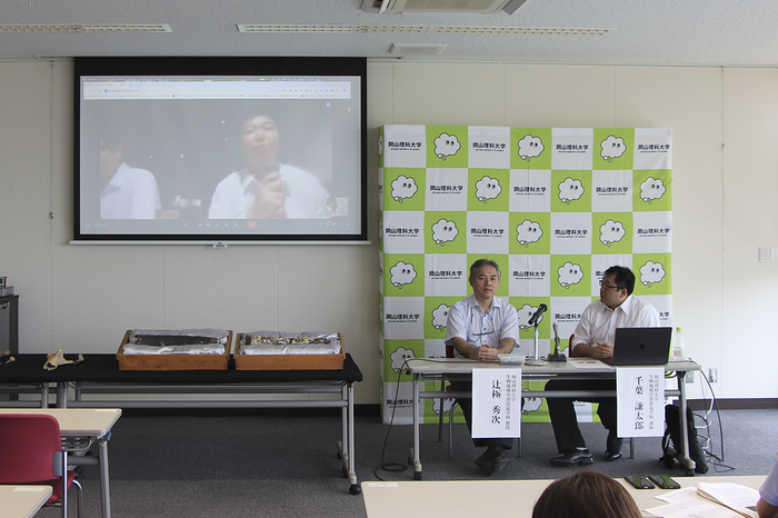 たんば恐竜博物館をオンラインで結んで開かれた記者会見