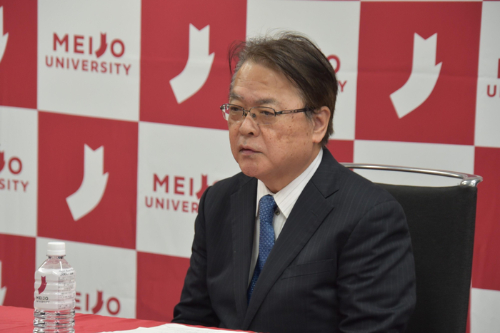 就任の経緯を説明する亀井学部長