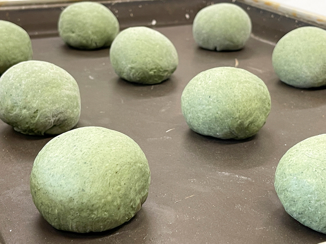 製造風景_焼成前のよもぎ白玉あんぱん