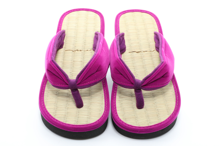 天然いぐさの吸湿効果で足触り快適