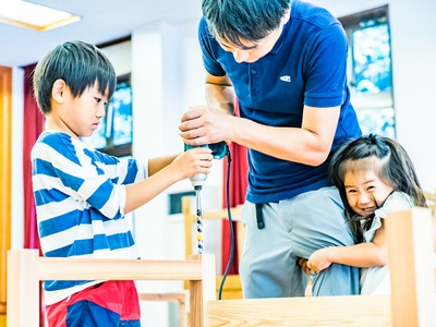親子でオリジナルの丸太イスをつくります(写真はイメージです)