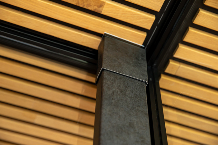 2&times;4材用の突っ張り型アダプターで取り付け可能