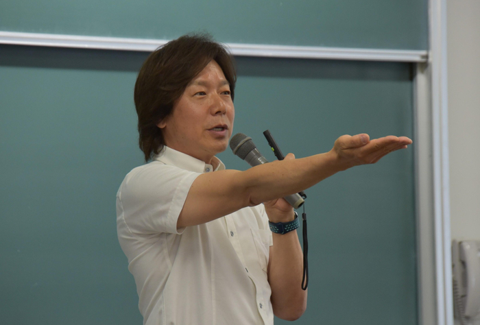 今年度初めての講義に臨む佐藤特任教授