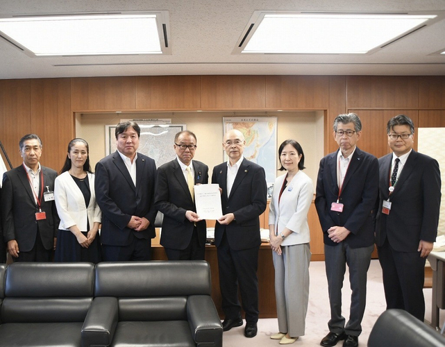 写真（左から）：工藤信 足立副区長、やまだ加奈子 北区長、斉藤猛 江戸川区長、上田英俊　国土交通大臣政務官、青木克德 葛飾区長、大久保朋果 江東区長、土橋秀規 墨田区副区長、波多野真樹 板橋副区長