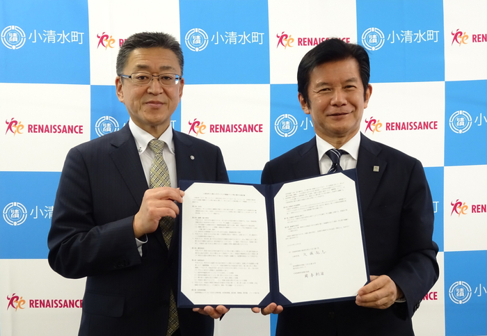 締結式にて 小清水町 町長 久保 弘志氏(左)と 当社 代表取締役社長執行役員 岡本 利治(右)