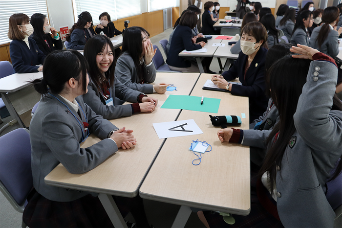 グループ内で自分の考えをお互いに発表します