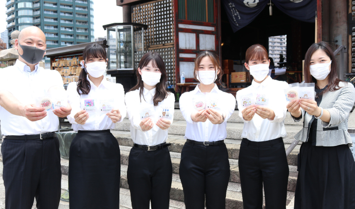 左から、松田明様(和菓子工房あん庵 店主)、短期大学部 ライフデザイン学科 中薗 杏奈さん(2年)、秦 くるめさん(2年) 上垣 七海さん(1年)、松中 朱里さん(1年) 谷 明日香ライフデザイン学科准教授