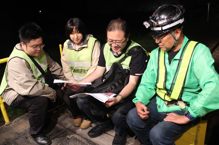 点検終了後、談笑する（右から）辻特坦教授、日大の伊東教授、末次助手、松井さん