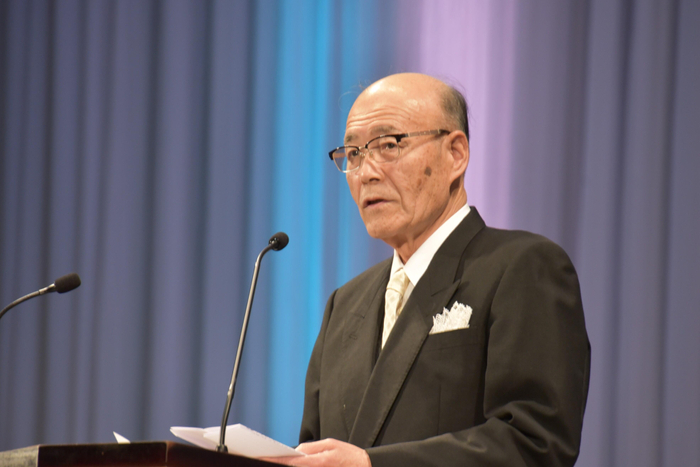 祝辞を述べる校友会の森会長