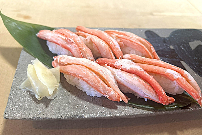 地元の方に愛される老舗寿司店のカニの握り寿司（実際に提供されるメニューとは異なる場合があります）
