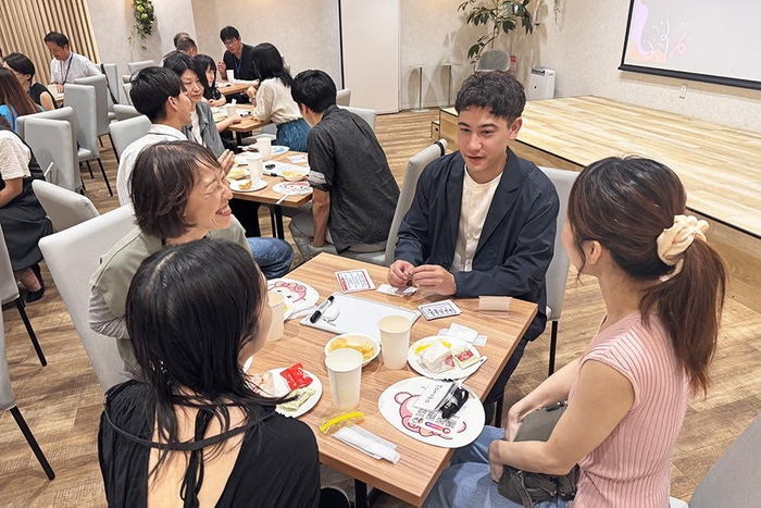 QQEnglish公式アンバサダーの国山ハセンさんも参加者の方と英語のトークセッションをしている様子