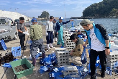 ③漁師と共に磯焼け対策の作業