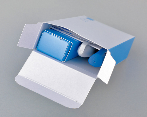 収納状態（２本収納タイプ）注射器と針ケース、消毒綿を収納できます