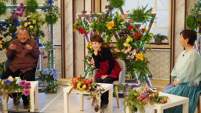 実演中のうつみさんの横でなにやら可愛いポーズの鶴瓶さん！