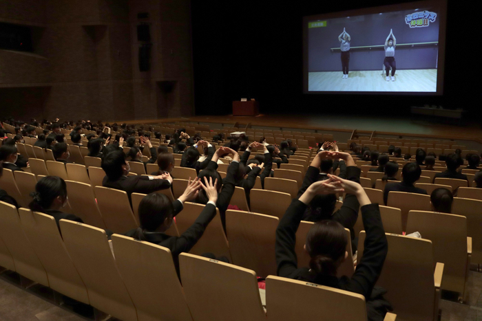 法人イベント時に職員がオリジナル体操を実践し、リフレッシュしました。