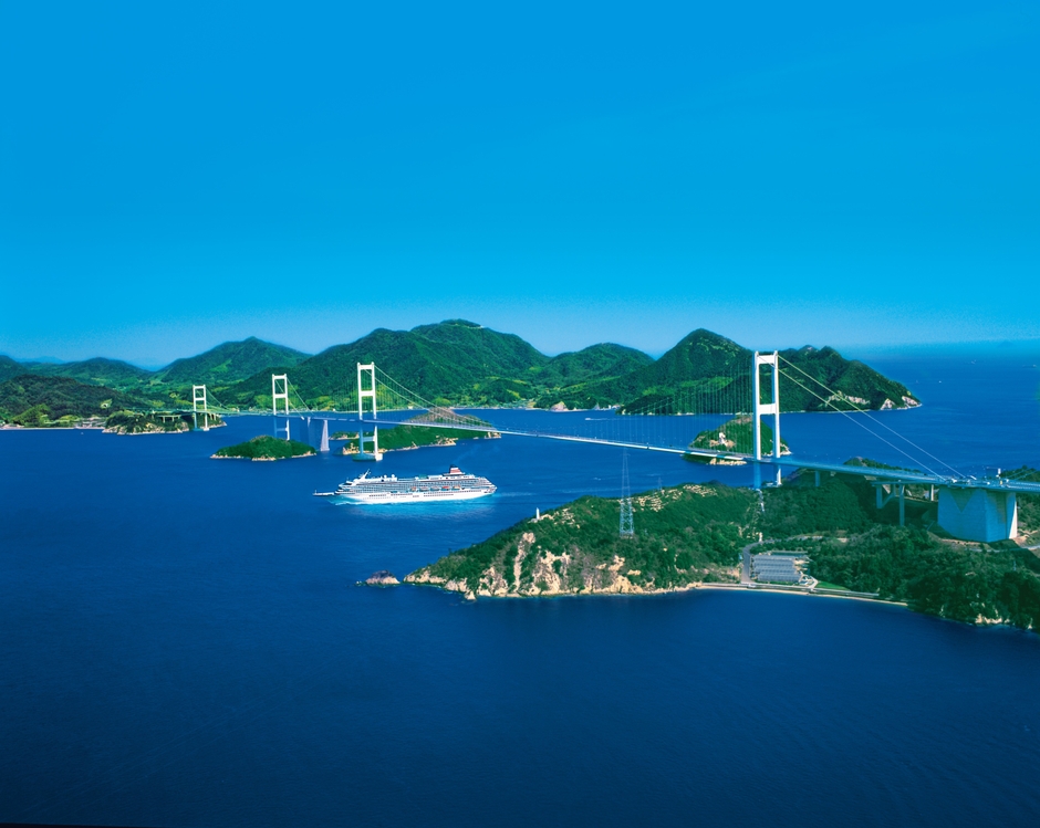 瀬戸内 来島海峡航行中の飛鳥II
