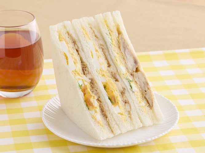 香ばしい照焼きチキンとたまごサンド　増量　イメージ