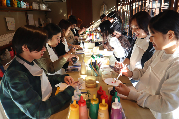 絵付け体験中の様子