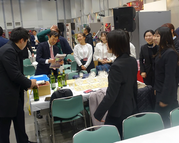 金子教授を中心に乾杯用のワインを準備する学生たち