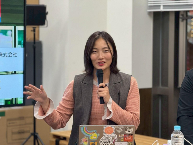 講演する双海最高カンパニー株式会社 代表取締役／伊予市議会議員の上田沙耶さん