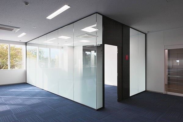 優れた遮⾳性と耐久性のスチールパーテーション