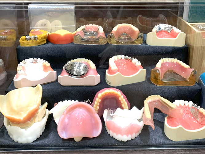 日頃から様々な種類の義歯を制作している