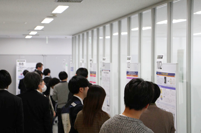 「法政科学技術フォーラム2025」での学生によるポスター発表の様子