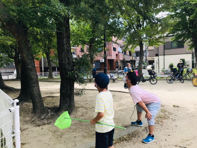 児童ホームつくし　屋外で遊ぶ子どもたち