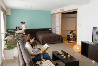 ファミリールームで過ごす子連れファミリー