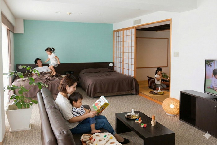 ファミリールームで過ごす子連れファミリー