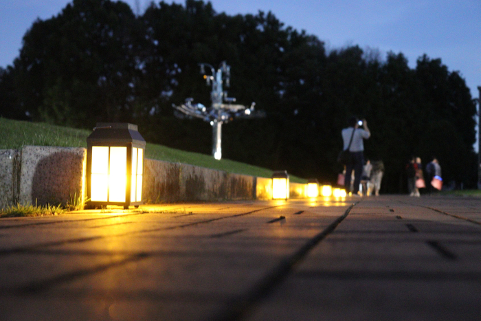 ランタンの優しい光は大温室まで続きます（令和４年撮影）