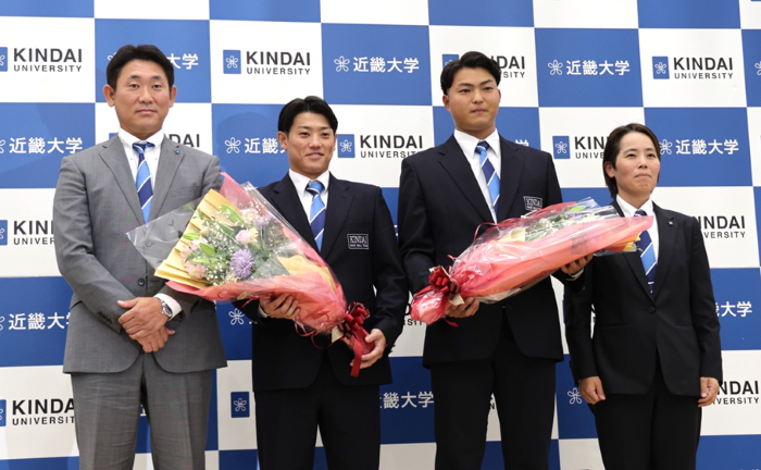 ドラフト会議の記者会見に登壇した（左から）光元一洋監督、勝田成選手、阪上翔也選手、田中ゆふ部長