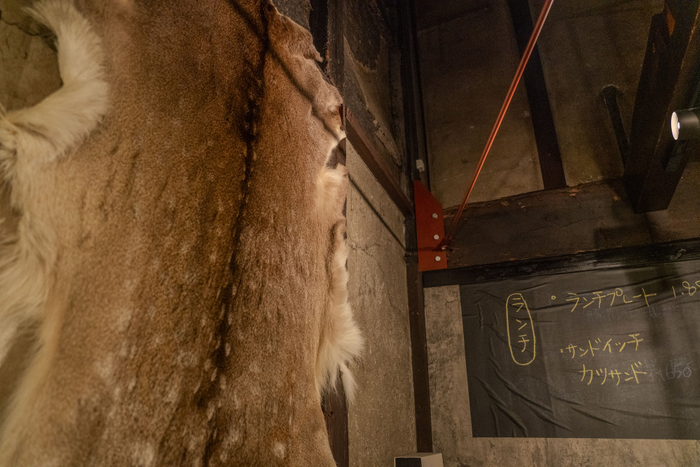 店内には、鹿や熊の毛皮も飾られる。生命をいただくということ、より深くこの土地や生命に触れる旅を