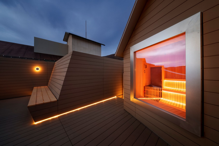 夜のサウナのライトアップ2