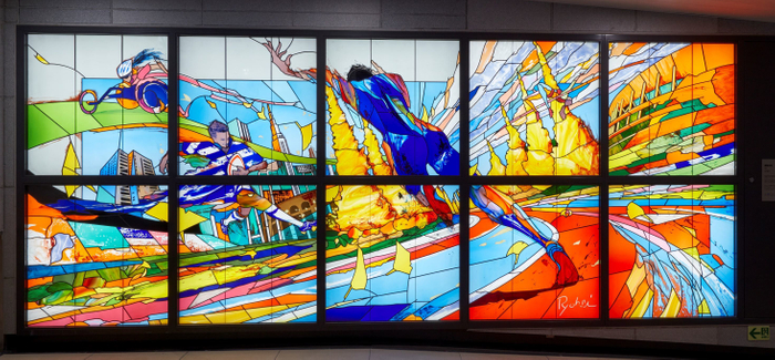 山下良平氏が原画・監修のステンドグラス『躍動の杜』