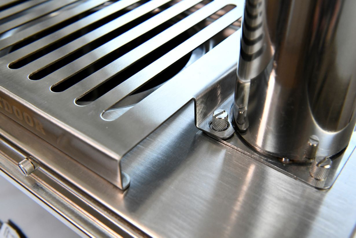 煙突台座のネジの上からはめ込むだけで装着完了