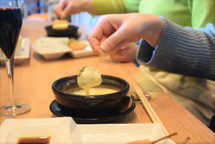 「とろ~りチーズの串あげとワインのマリアージュコース」(イメージ)