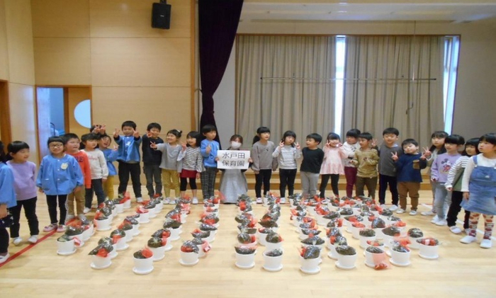 チューリップの栽培セットが届いて喜ぶ園児たち