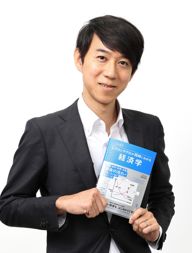 新著『この１冊でミクロとマクロが同時にわかる 経済学』を手にする加藤教授