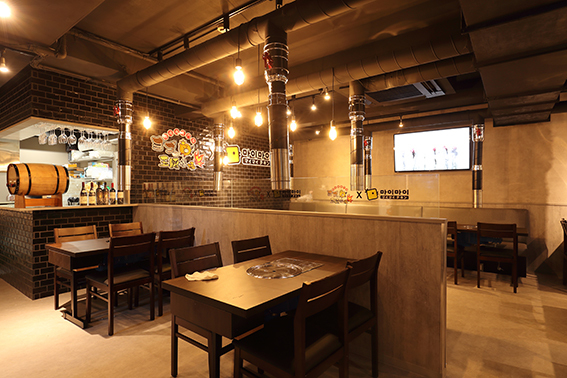 ヨプの王豚塩焼&times;マイマイチキン　本店　内観