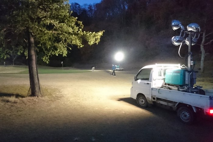 発電機と大型照明を積んだ軽トラック