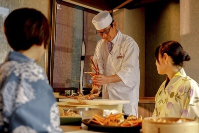 活蟹「極魅コース」では、料理人が目の前で活きた蟹を捌き直接サーブ