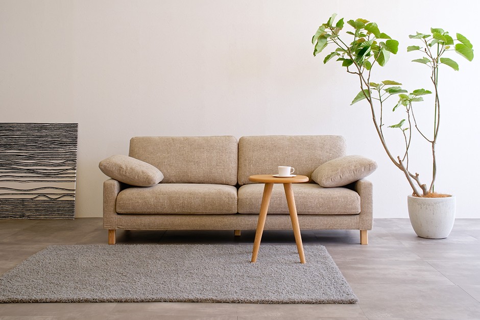 Sofa LEON [3P] :￥320,100  Table REMORA [Low Table S Wood/Oak] : ¥86,900  Rug SEMI-FREEZESHAGGY [140×200cm] :￥117,040