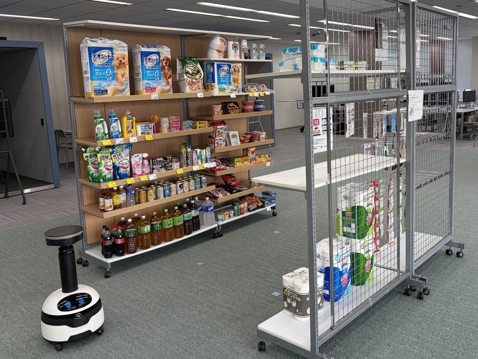 実証実験にてロボットが商品陳列棚を撮影する様子