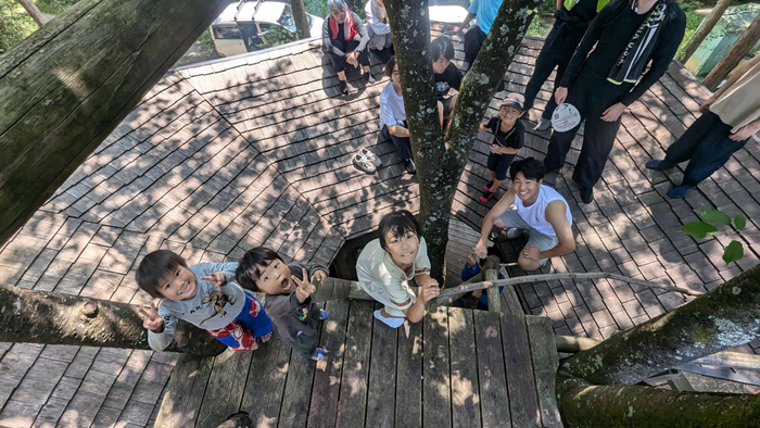 ツリーハウスの屋根の上にて