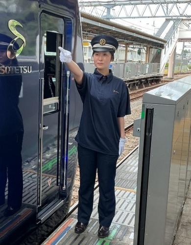 ポロシャツを着用した乗務員