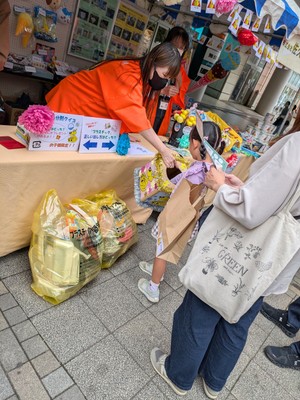 いんざい環境フェスタでくじ引きに参加する子どもの様子