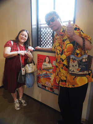 ポスターの前で写真を撮るSIZUKUとGOD