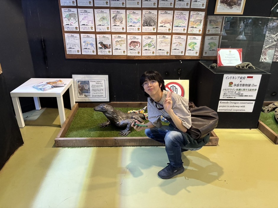 コモドドラゴンの到着を待つ誠恵高校3年 牧内 春弥さんと陶芸作品「Komodo Liminal」