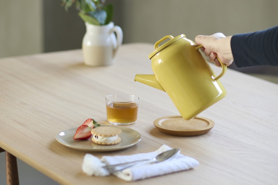 【テーブルで】 お茶を沸かしてそのままティーポットにも。ホーロー製なので味や風味を損ないません。